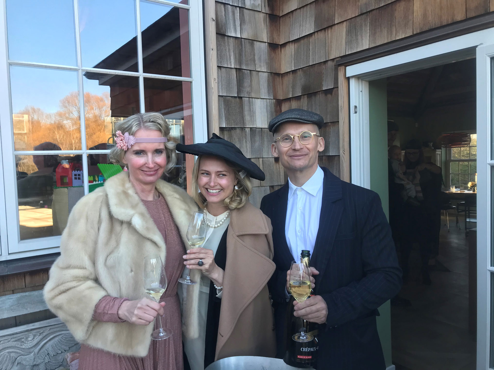 RED RIGHT HAND OG CHAMPAGNE PÅ REPEAT